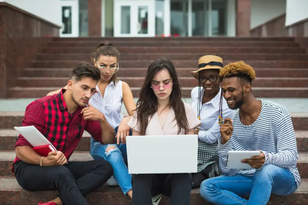 O perigo por trás das promessas: é realmente seguro comprar diploma pela internet? 20 Diploma pela internet orignal